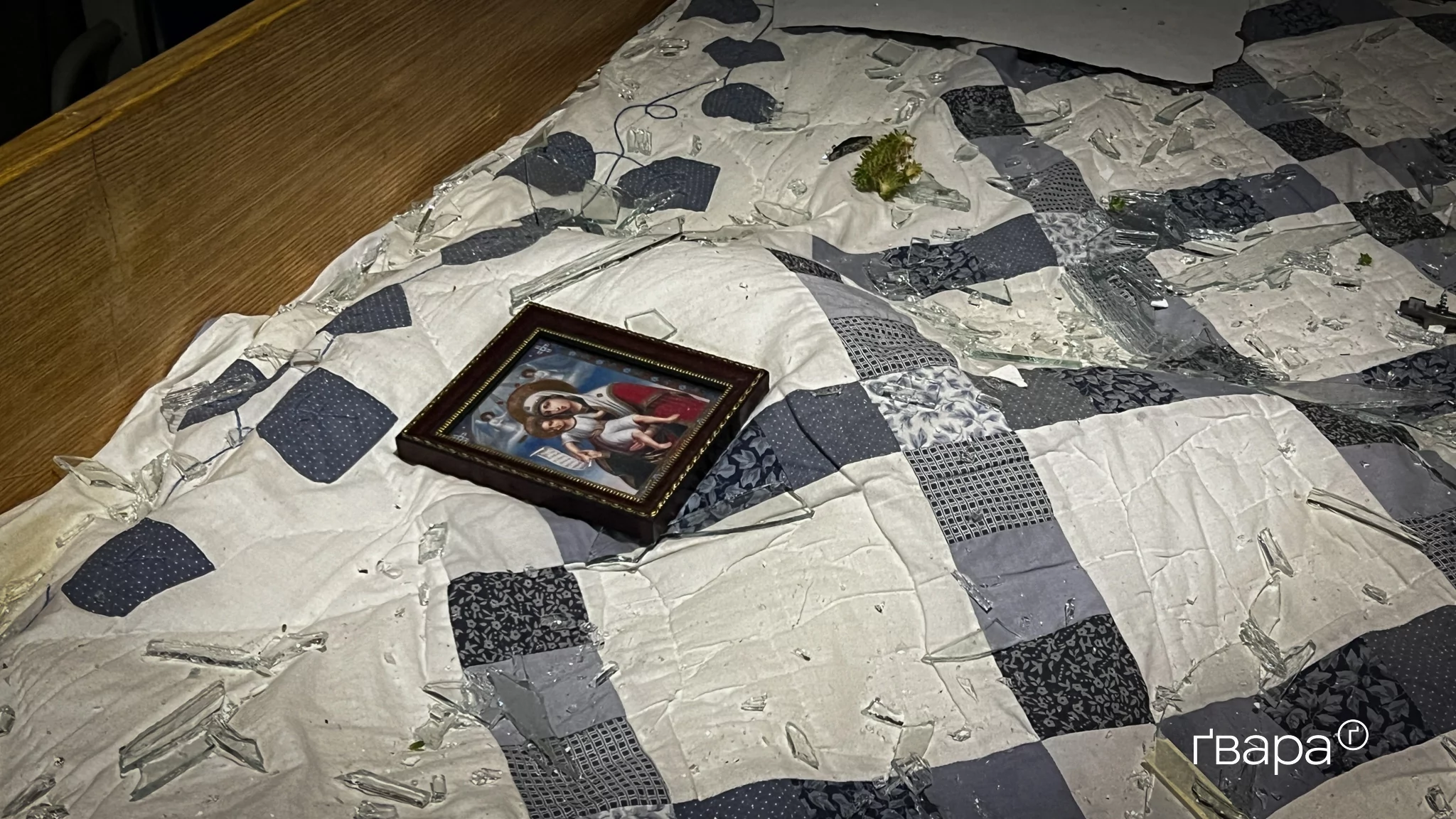 Скло в одній з пошкоджених квартир у ніч на 26 лютого