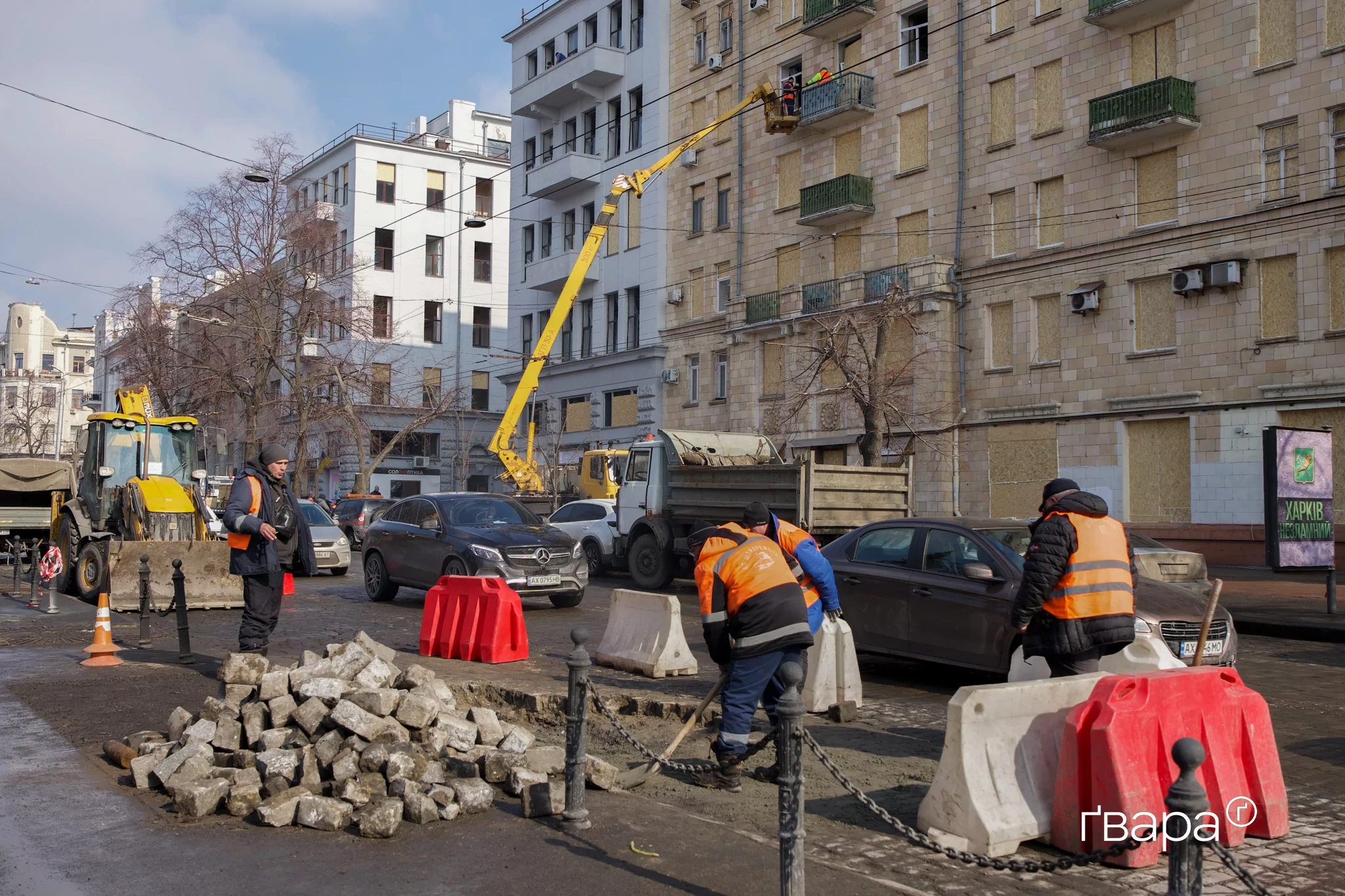 Комунальники працюють на місці влучання «Шахеда» по вулиці Сумській у Харкові / Фото: Олександр Манченко, Ґвара Медіа
