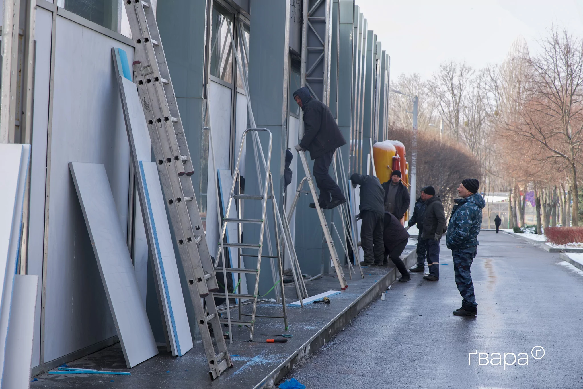 У центрі Харкова усувають наслідки нічного обстрілу