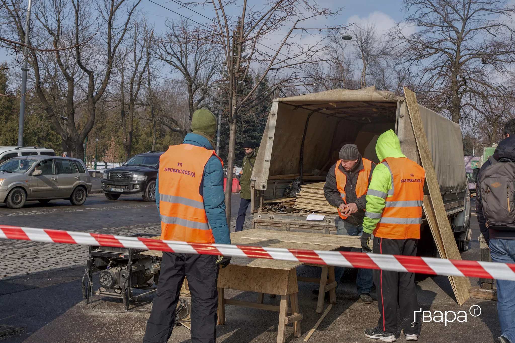 Комунальники працюють на місці влучання «Шахеда» по вулиці Сумській у Харкові / Фото: Олександр Манченко, Ґвара Медіа