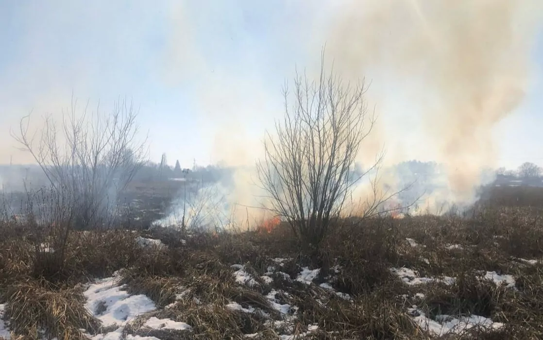 Поле горить в Дергачівській громаді 28 лютого після обстрілу