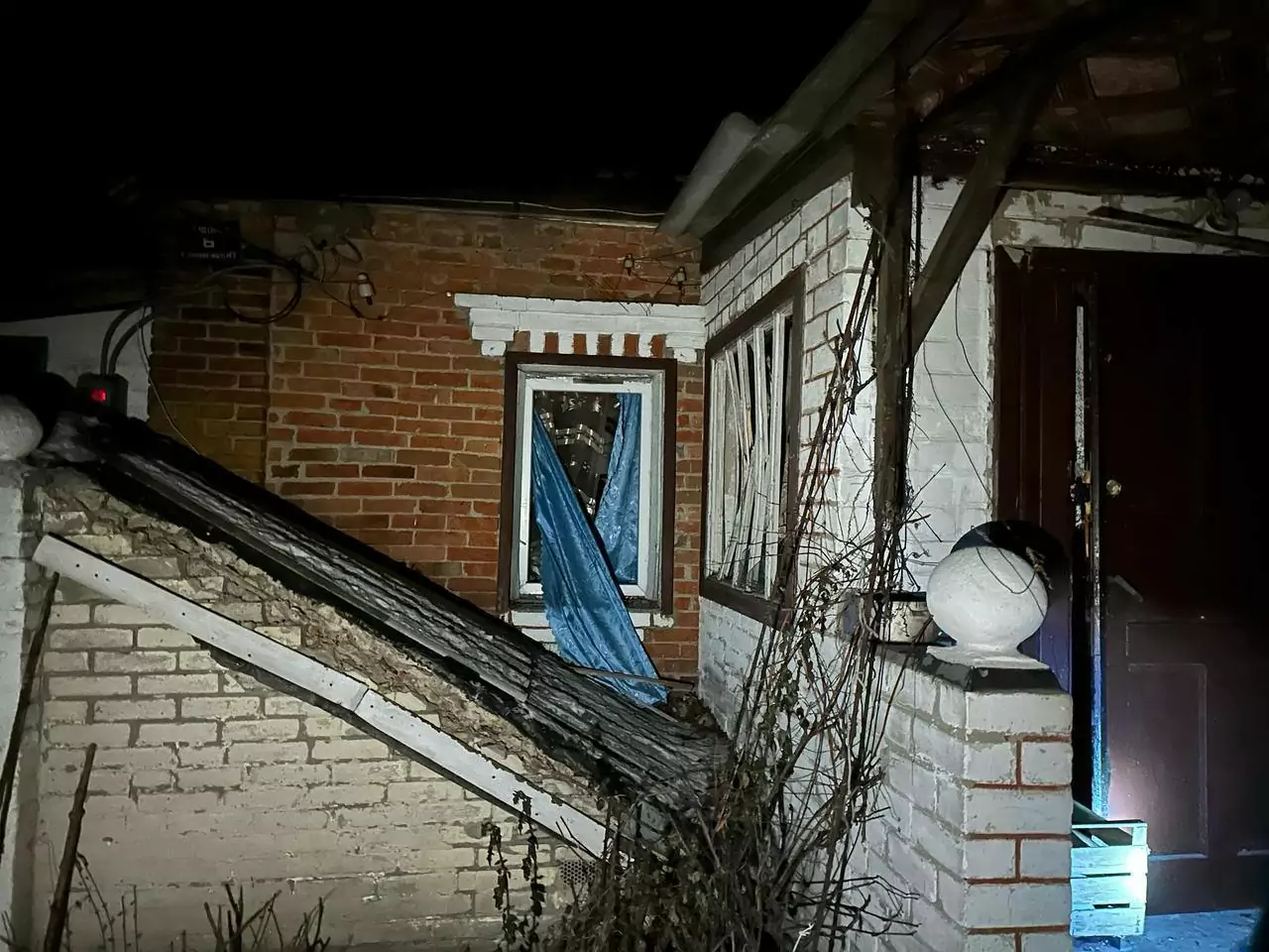 Наслідки нічого авіаудару по селищу Слатине Дергачівської громади 24 лютого