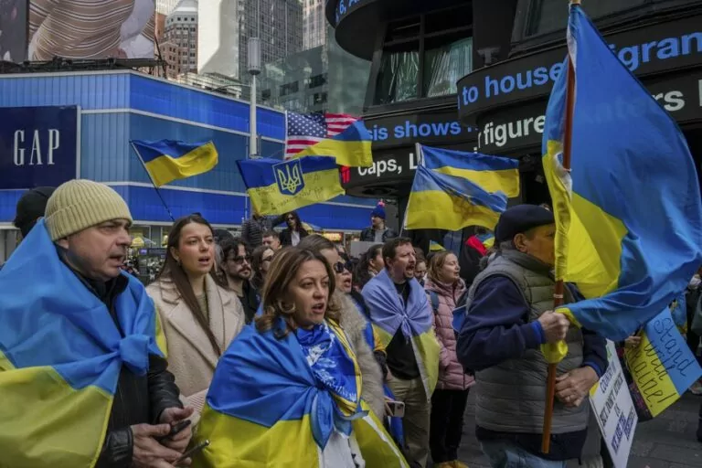 «Підтримуйте Україну, а не Путіна»: у США люди почали виходити на мітинги після подій у Білому Домі