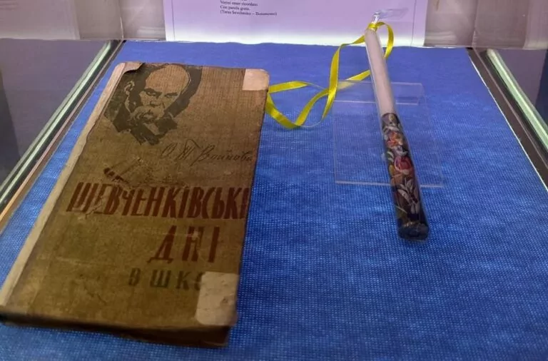 Італійській бібліотеці подарували книгу Шевченка, знайдену під завалами Лозівського ліцею