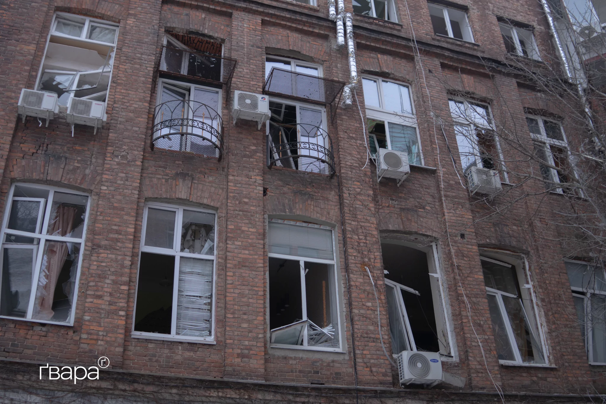 Наслідки нічного обстрілу Київського району Харкова 1 березня на ранок наступного дня / Фото: Любов Ємець, Ґвара медіа