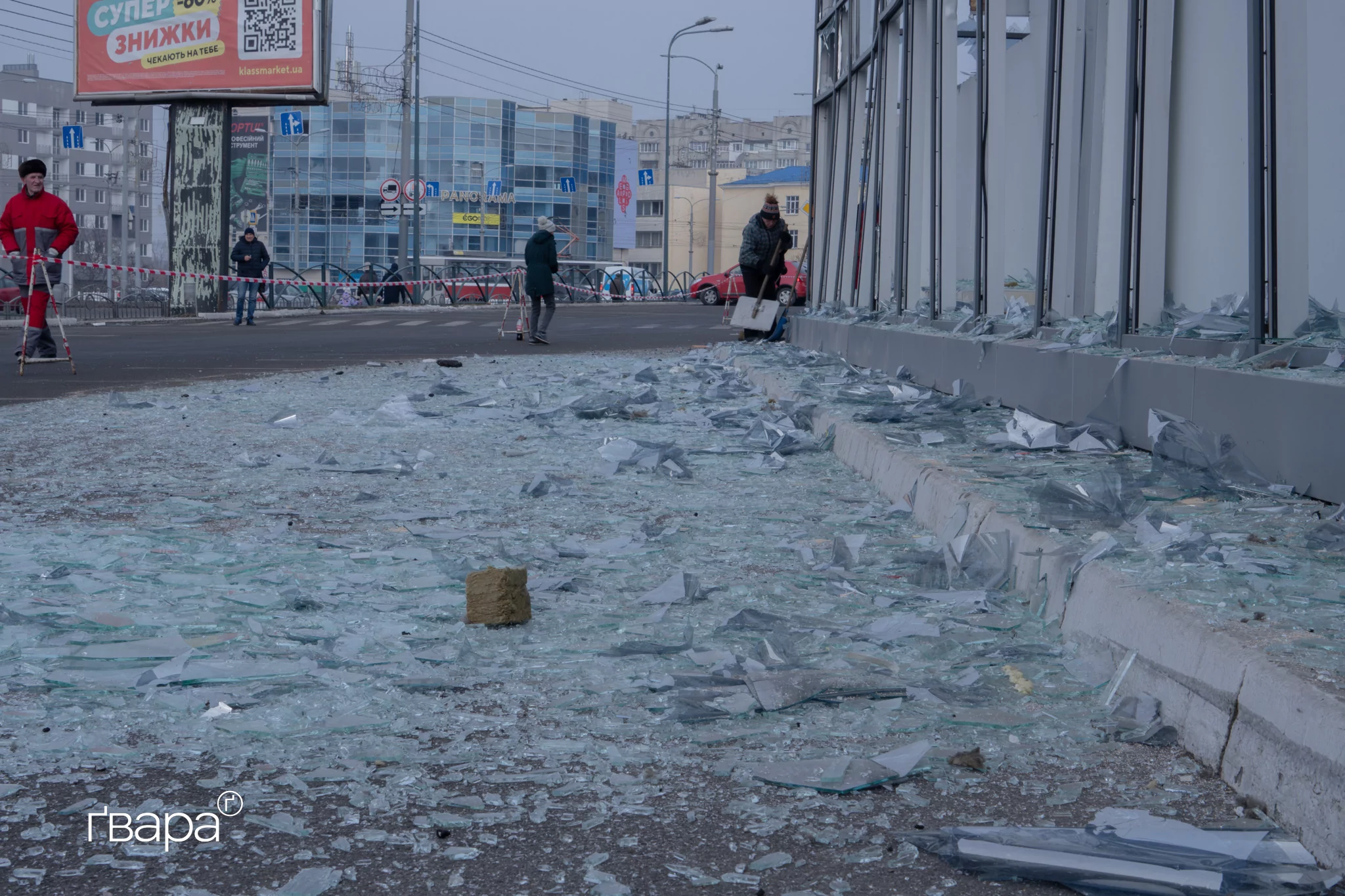 зображення до посту: «Тут ми всі єдині»: як у Харкові усувають наслідки обстрілів на наступний день після масованої атаки РФ — фото