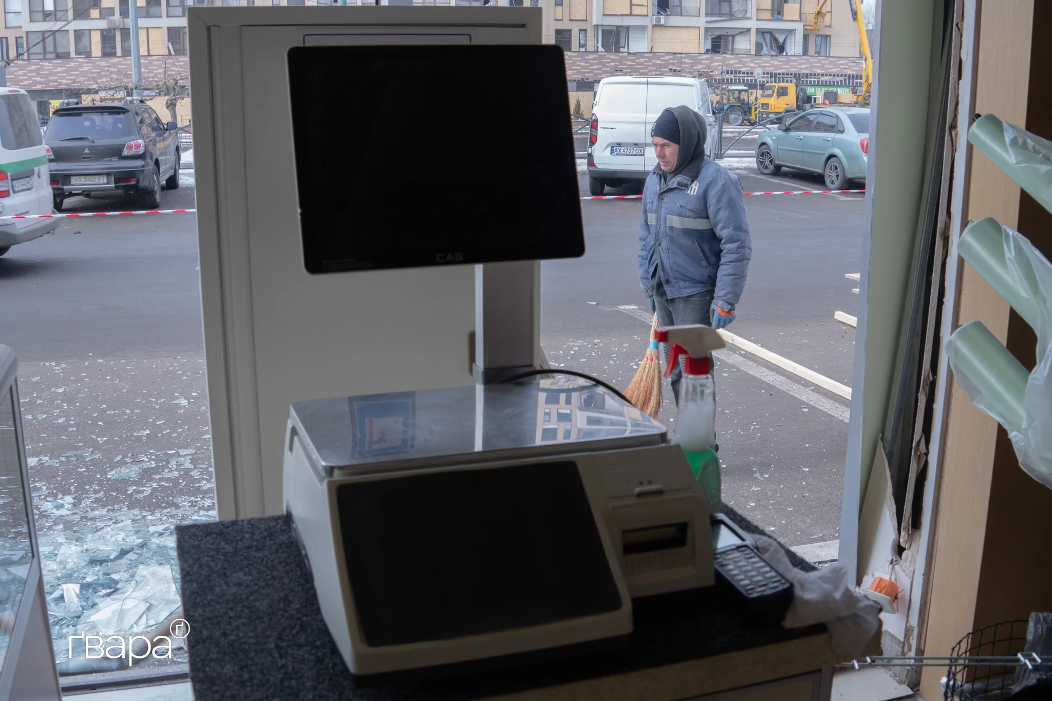 зображення до посту: «Тут ми всі єдині»: як у Харкові усувають наслідки обстрілів на наступний день після масованої атаки РФ — фото