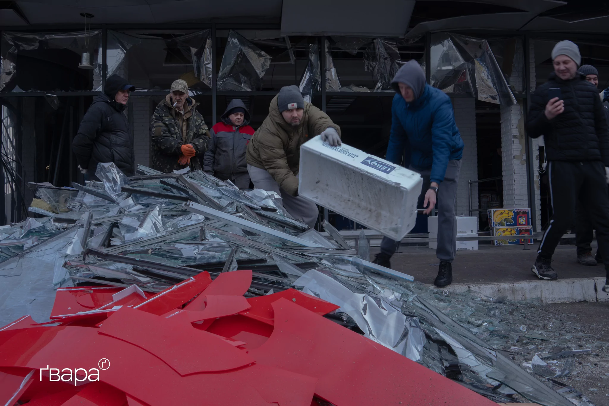 зображення до посту: «Тут ми всі єдині»: як у Харкові усувають наслідки обстрілів на наступний день після масованої атаки РФ — фото