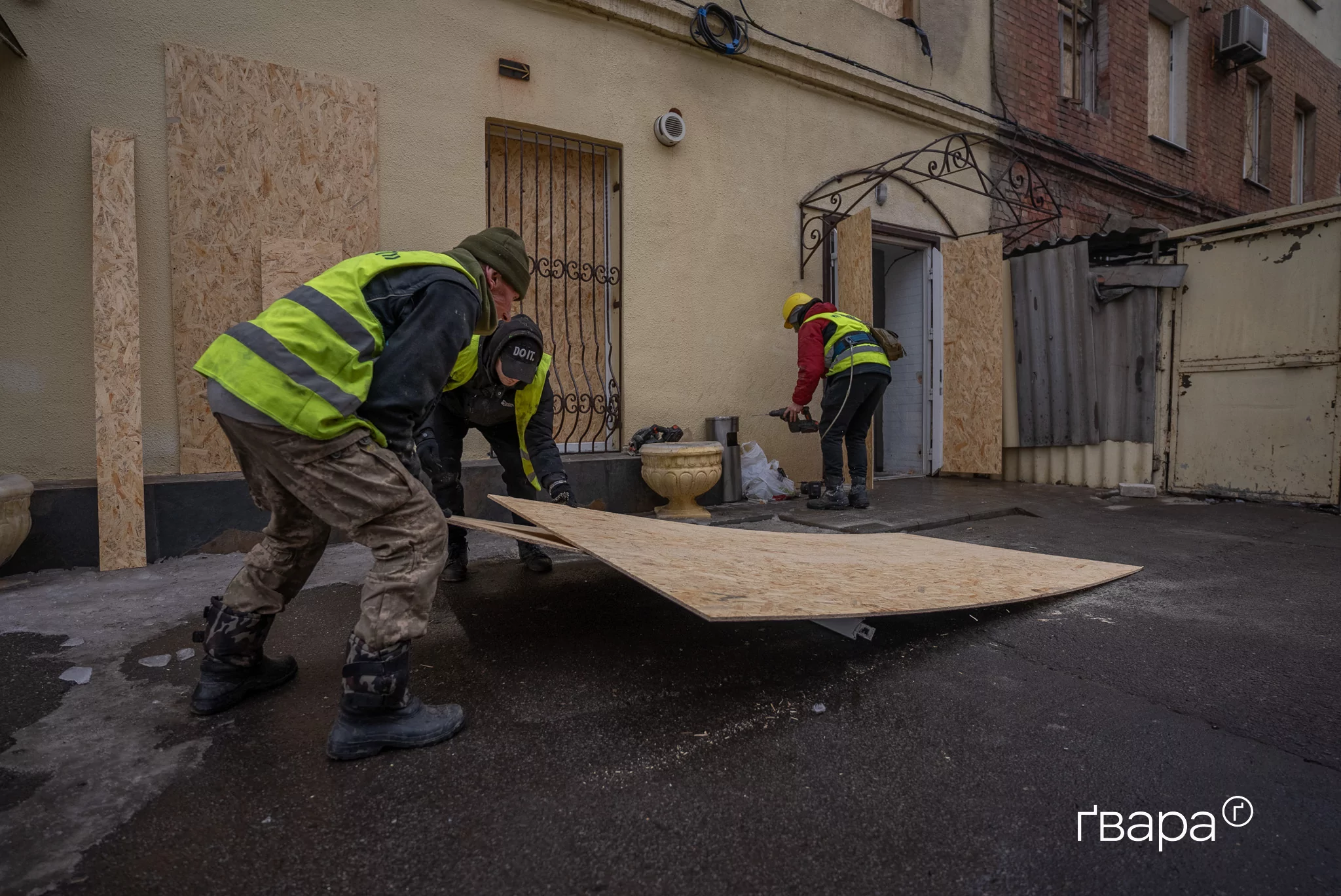 У Київському районі Харкова усувають наслідки нічного влучання БпЛА 2 березня у багатоквартирний будинок / Фото: Гнат Голик, Ґвара Медіа