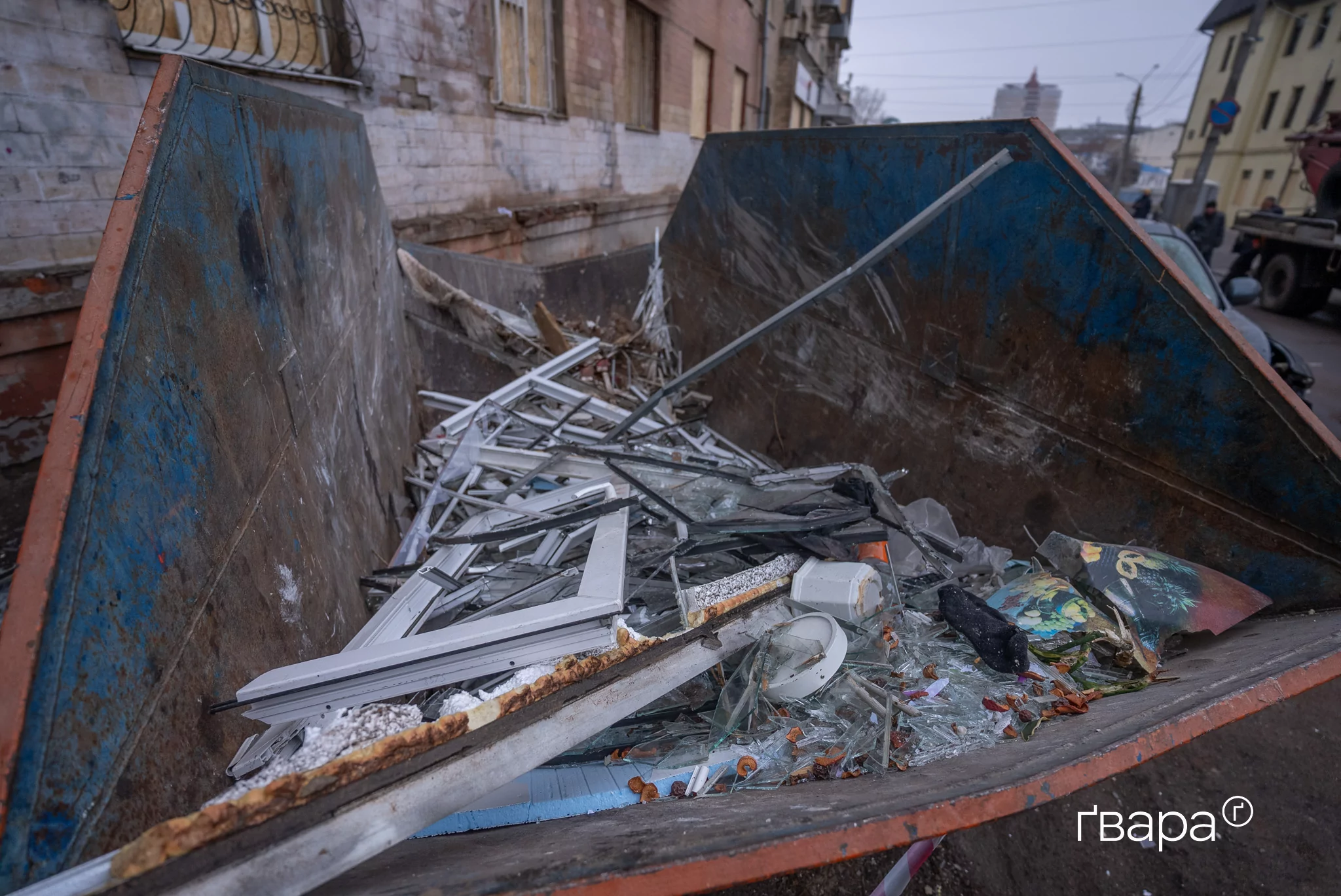 У Київському районі Харкова усувають наслідки нічного влучання БпЛА 2 березня у багатоквартирний будинок / Фото: Гнат Голик, Ґвара Медіа