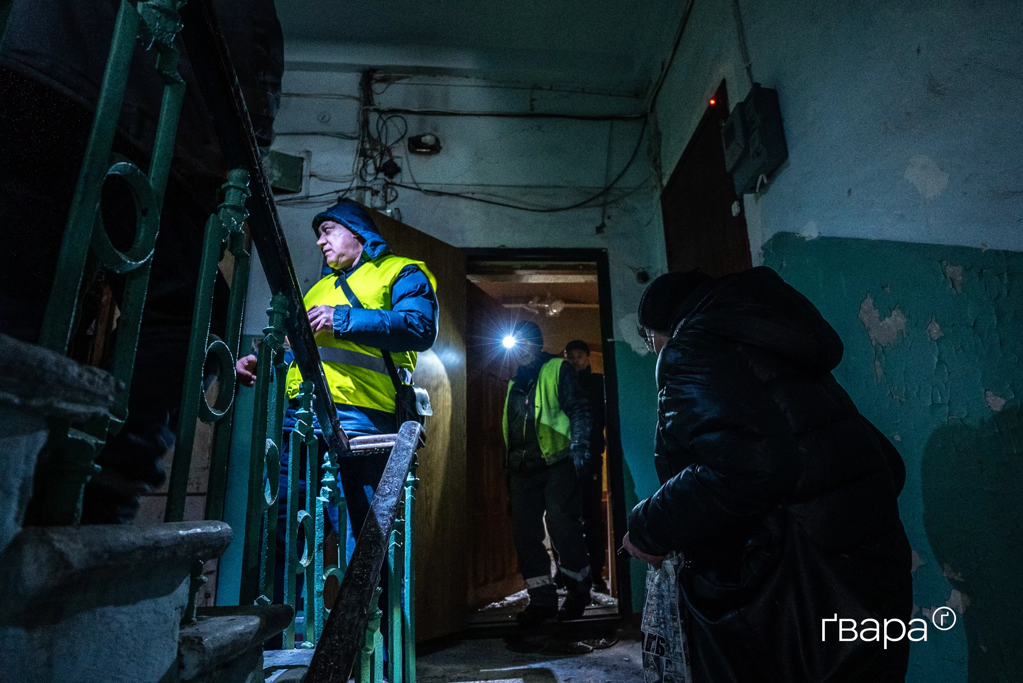 У Київському районі Харкова усувають наслідки нічного влучання БпЛА 2 березня у багатоквартирний будинок / Фото: Гнат Голик, Ґвара Медіа