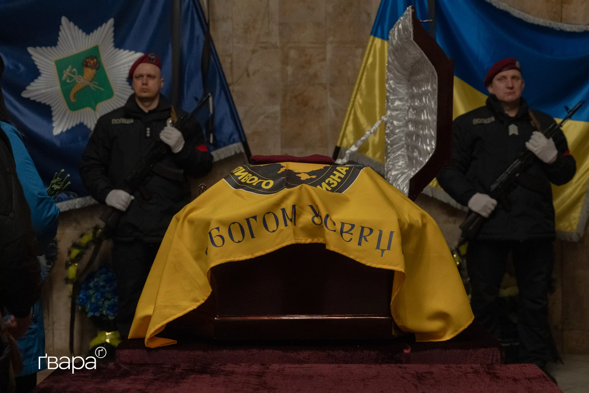 зображення до посту: У Харкові попрощалися з поліціянтом Романом Кравченком, який загинув під час бойового завдання — фото