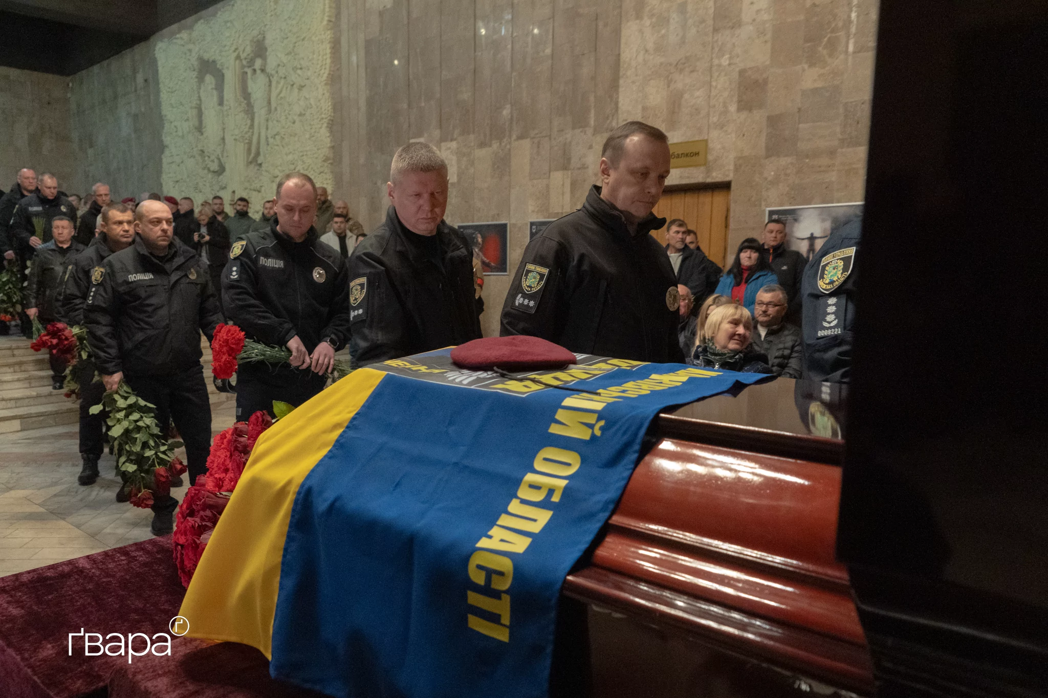 зображення до посту: У Харкові попрощалися з поліціянтом Романом Кравченком, який загинув під час бойового завдання — фото