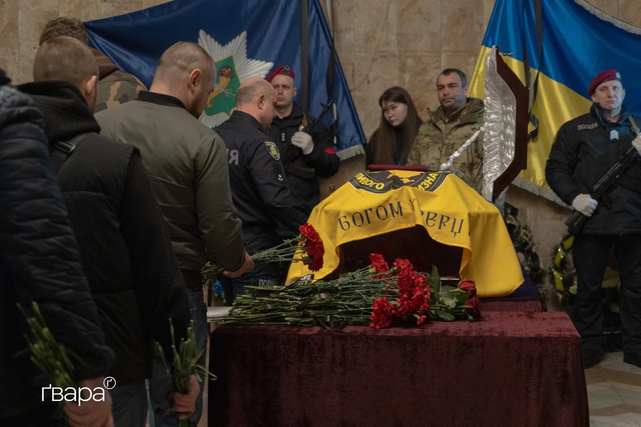 зображення до посту: У Харкові попрощалися з поліціянтом Романом Кравченком, який загинув під час бойового завдання — фото