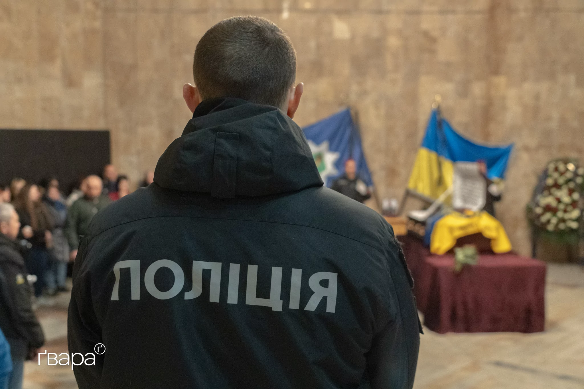 зображення до посту: У Харкові попрощалися з поліціянтом Романом Кравченком, який загинув під час бойового завдання — фото