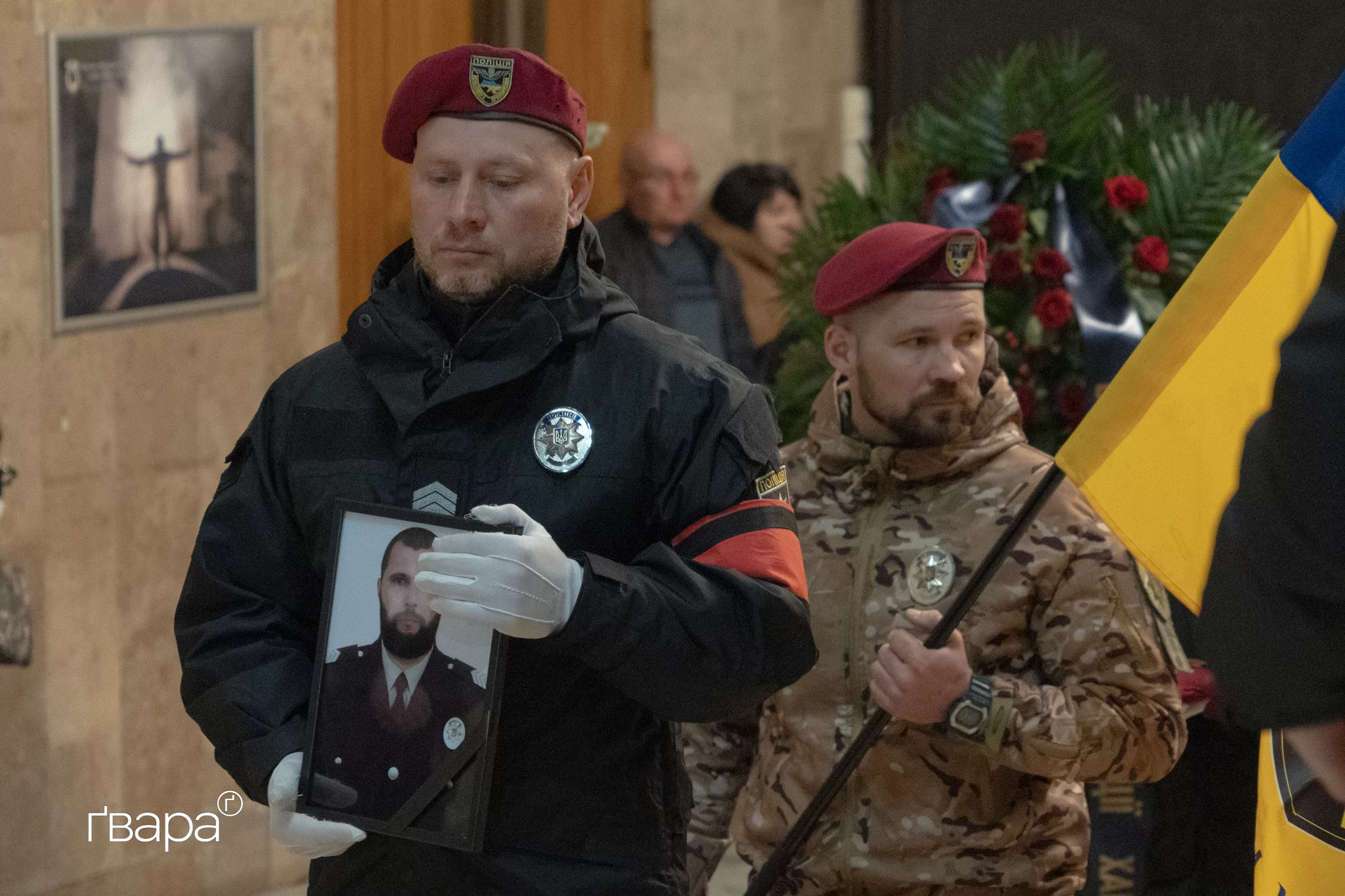зображення до посту: У Харкові попрощалися з поліціянтом Романом Кравченком, який загинув під час бойового завдання — фото