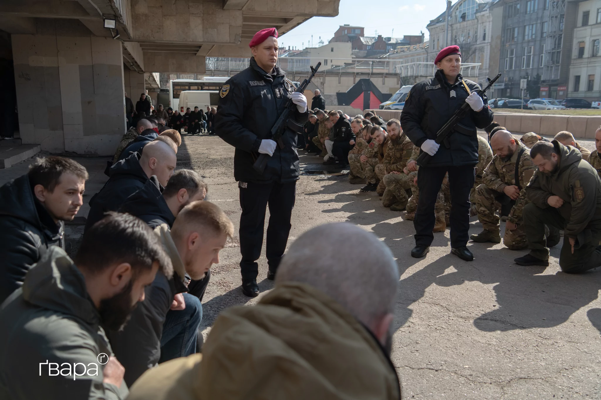 зображення до посту: У Харкові попрощалися з поліціянтом Романом Кравченком, який загинув під час бойового завдання — фото