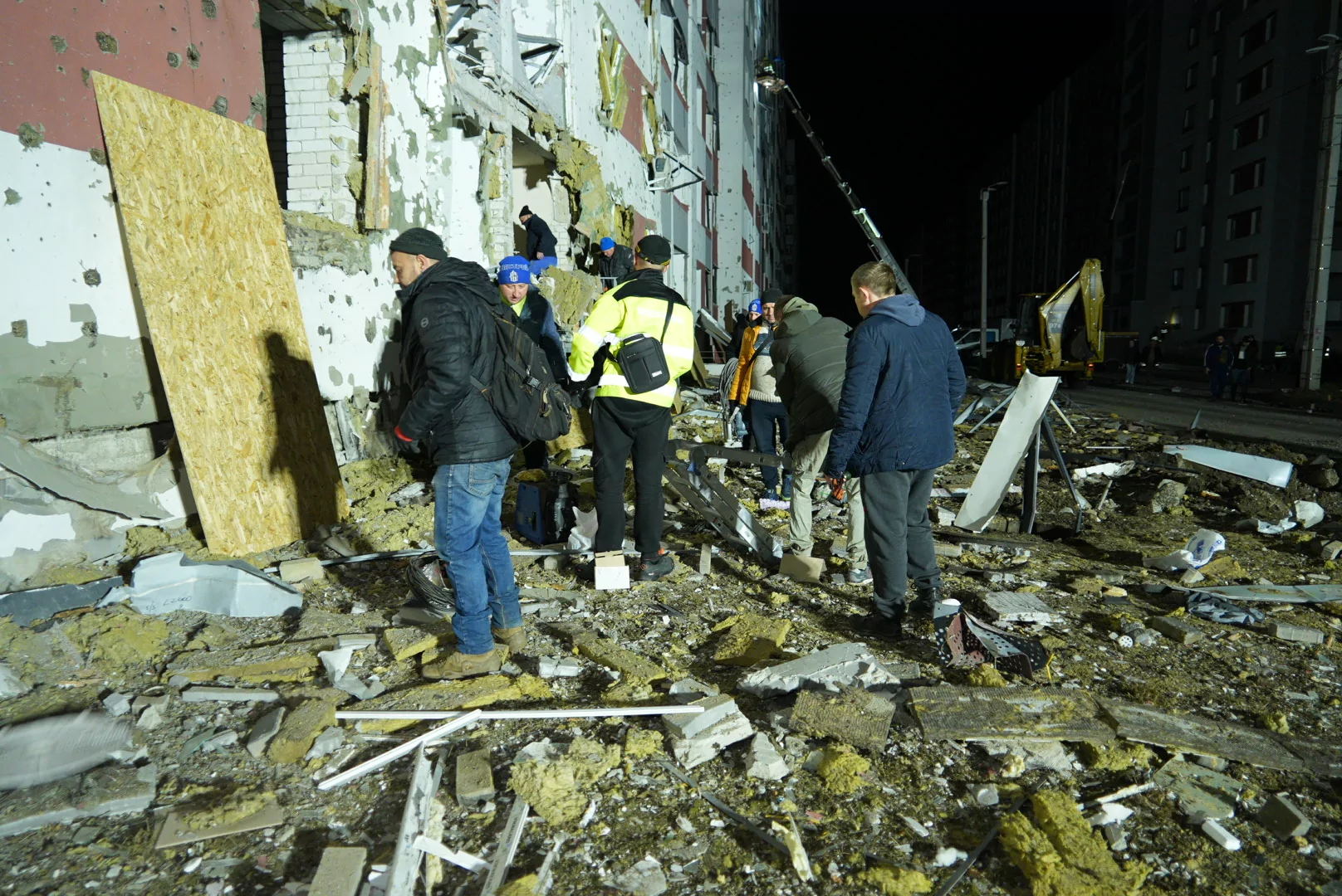 People on the impact site of Russian drone attack near the damaged high-rise. March 26, 2024 / Photo: Oleksandr Manchenko, Gwara Media