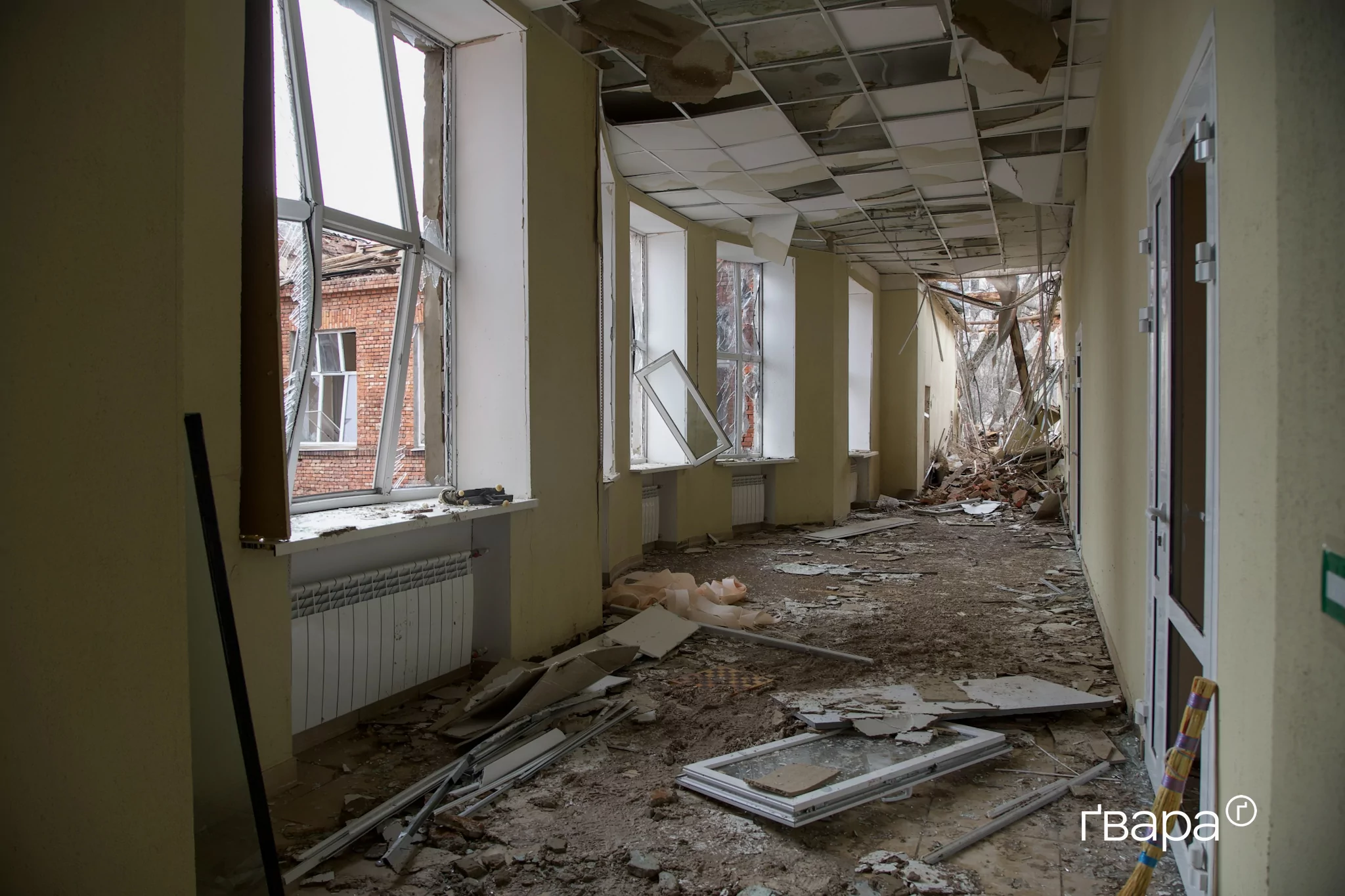 зображення до посту: «Тут ми всі єдині»: як у Харкові усувають наслідки обстрілів на наступний день після масованої атаки РФ — фото