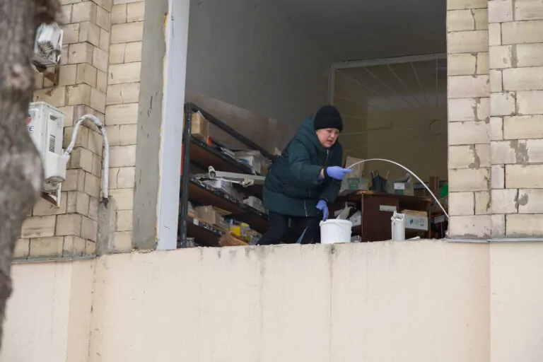 «Тут ми всі єдині»: як у Харкові усувають наслідки обстрілів на наступний день після масованої атаки РФ — фото