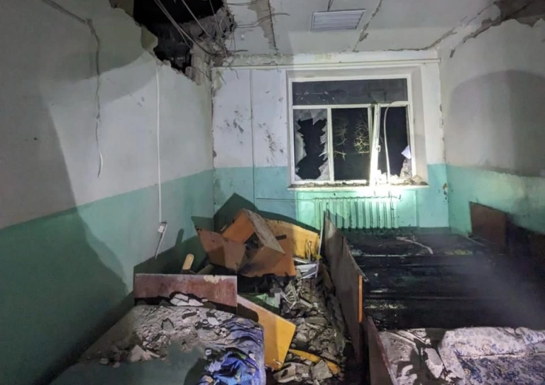 Росіяни вдарили по території Золочівської лікарні на Харківщині