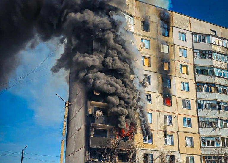 Росіяни влучили у дев’ятиповерхівку в Куп’янській громаді
