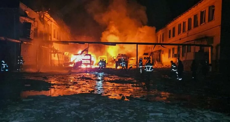 РФ двічі атакувала рятувальників під час гасіння пожежі у Богодухові