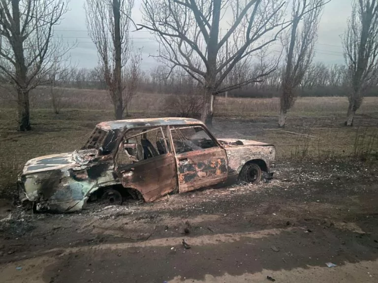 У Куп’янську російський дрон влучив у цивільне авто: поранено чоловіка