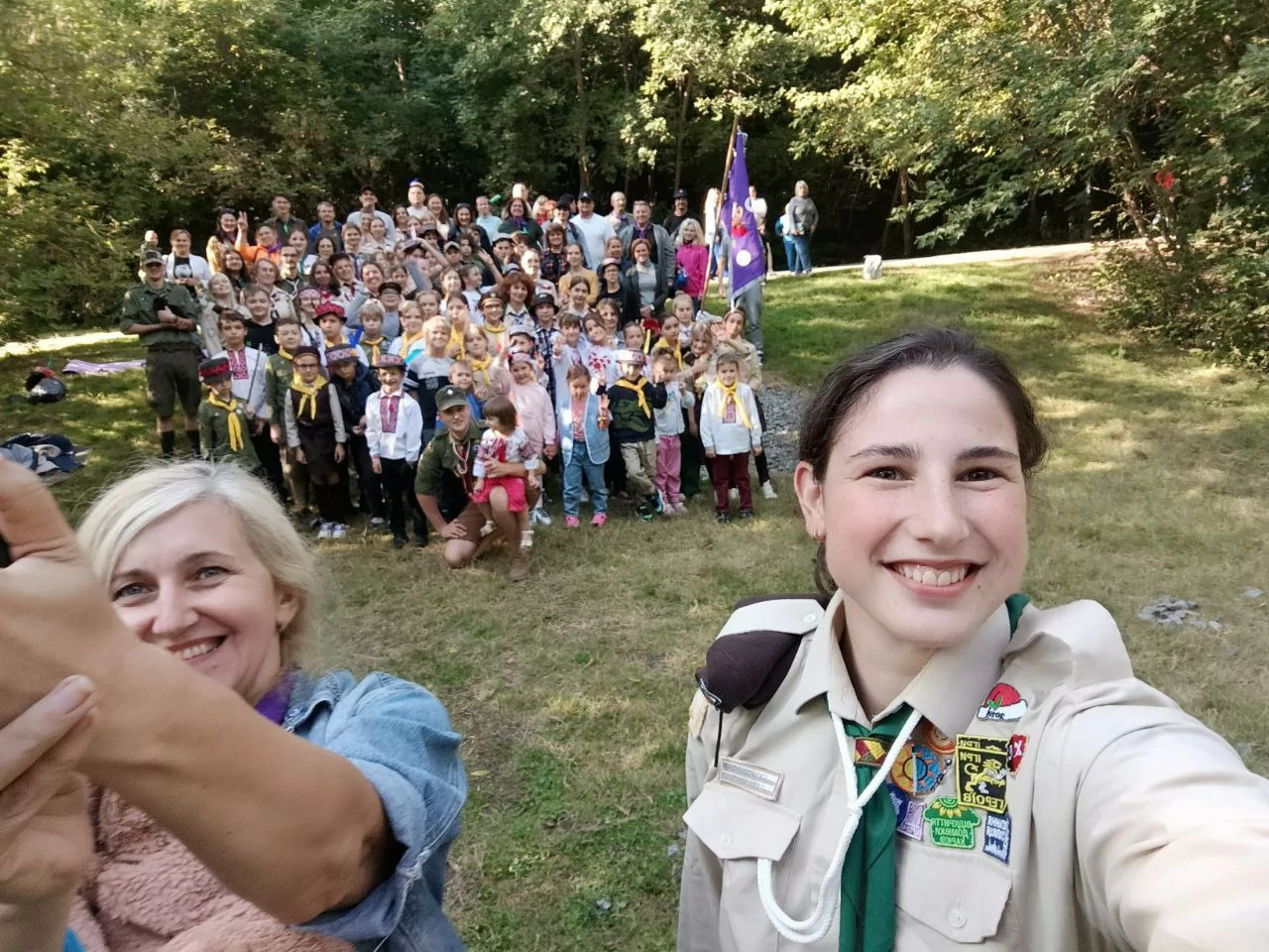 Пластунка Ірина Рофе-Бекетова разом з молодшими пластунами