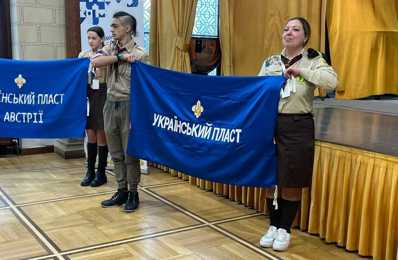 Ольга Яковлєва з прапором Пласту на одному з заходів