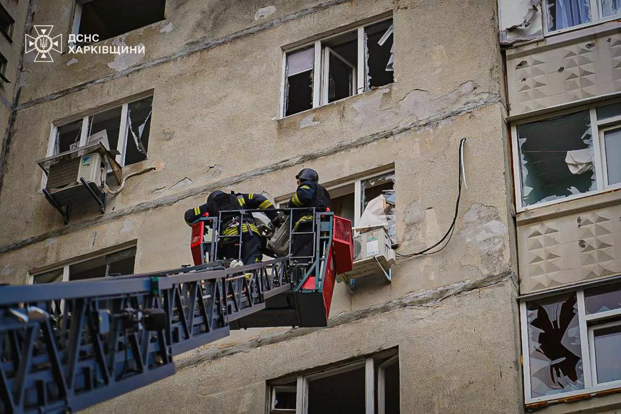 Rescuers getting to residents of a high-rise targeted by Russian drone on Apr 2, 2025 / Photo: State Emergency Service