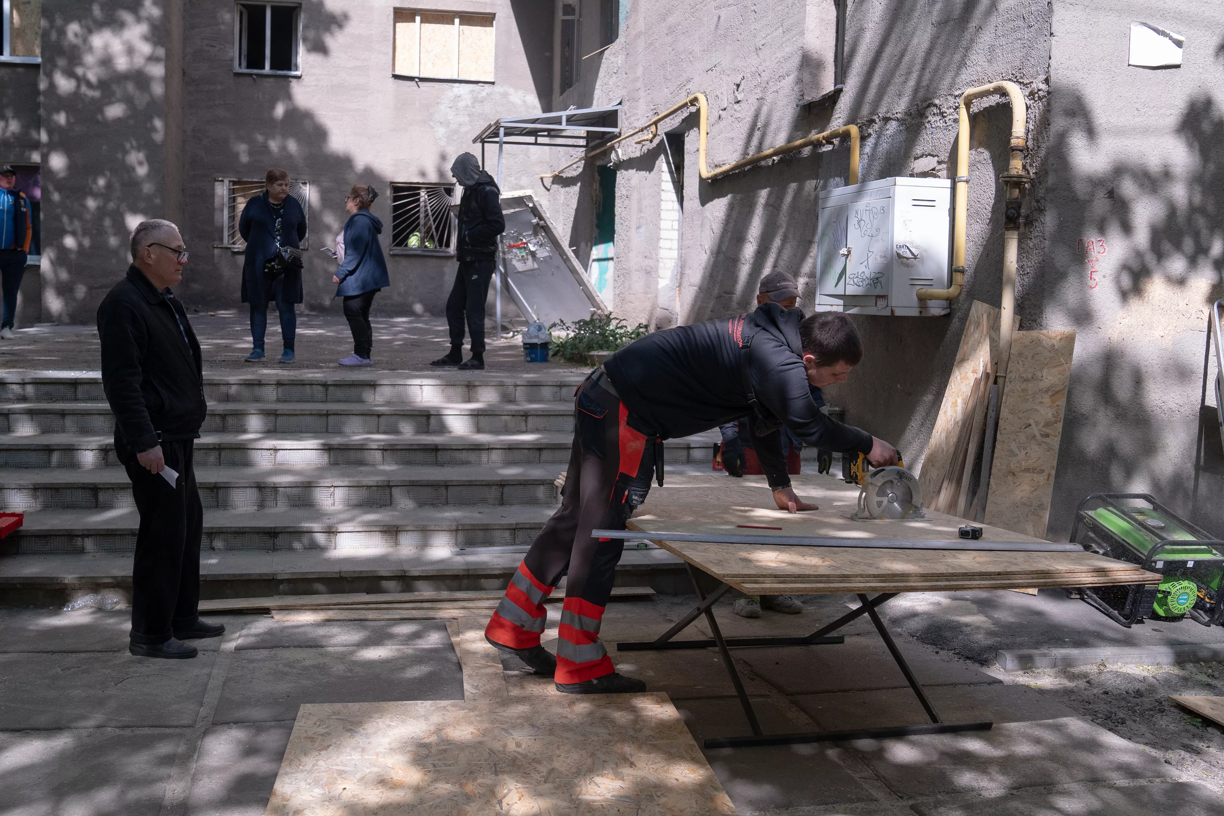 Municipal workers, volunteers, and residents are repairing the damage in Slobidskyi districts after Russian attack on April 30