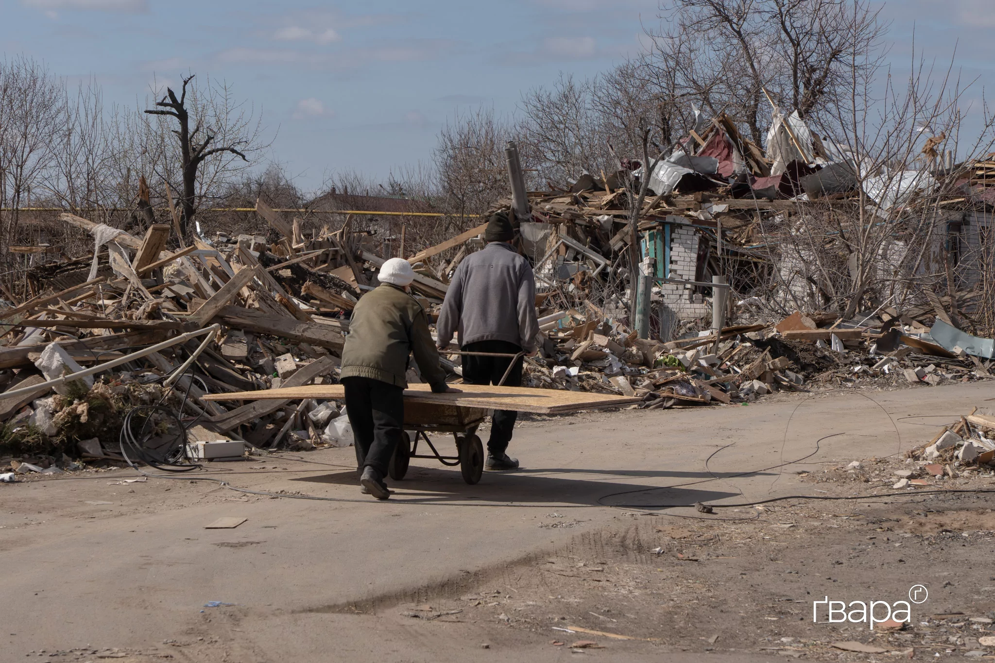 зображення до посту: «Вони стріляють, а ми саджаємо»: жителі селища Борова про обстріли, евакуацію і городи