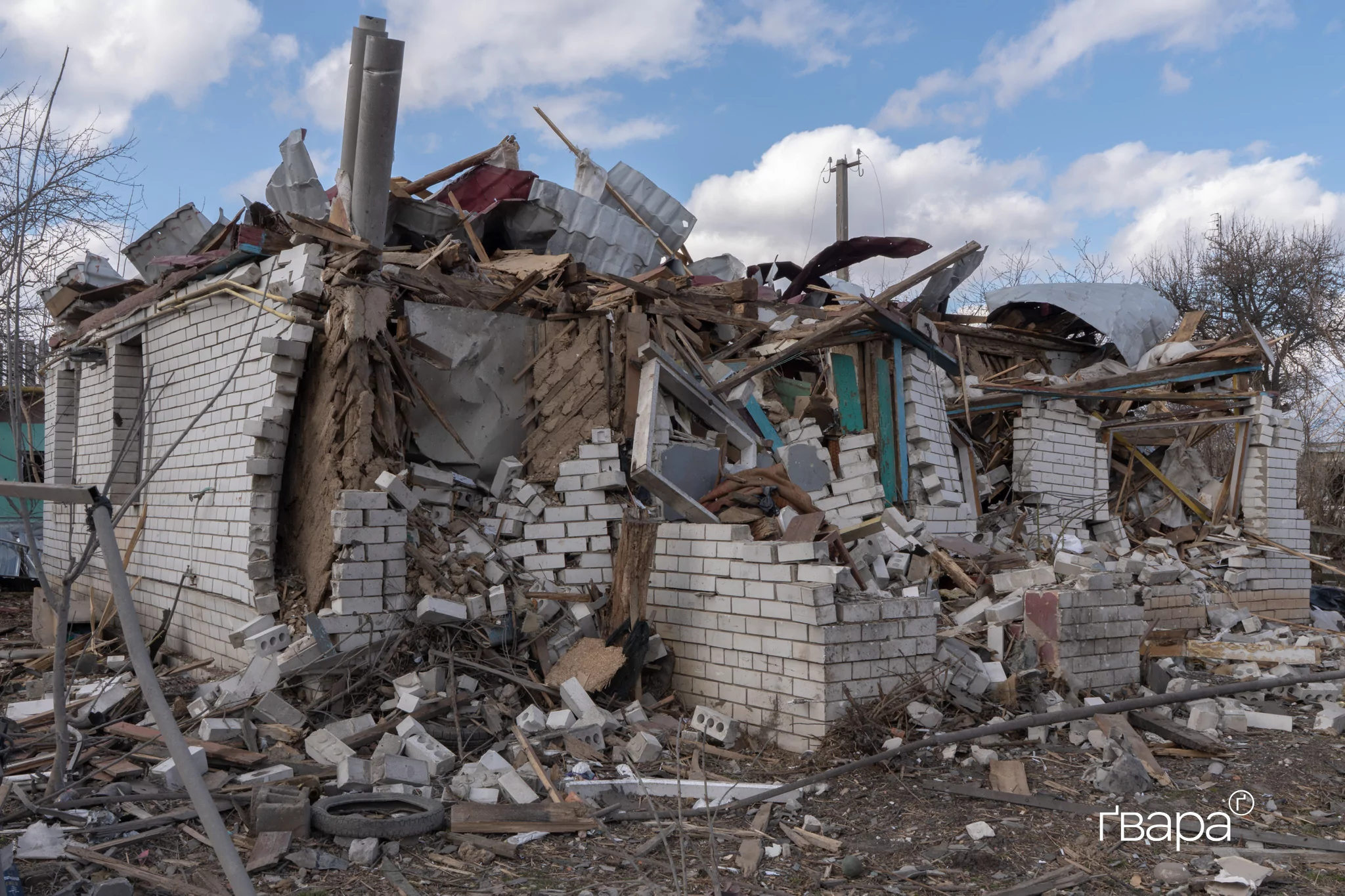 зображення до посту: «Вони стріляють, а ми саджаємо»: жителі селища Борова про обстріли, евакуацію і городи