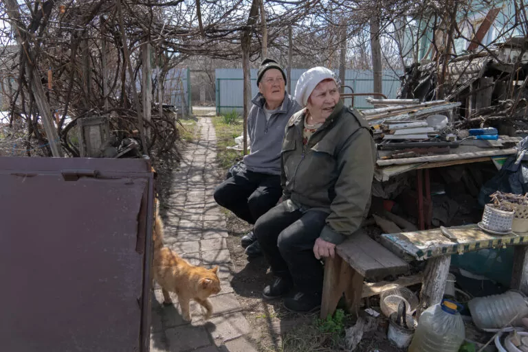 «Вони стріляють, а ми саджаємо»: жителі селища Борова про обстріли, евакуацію і городи