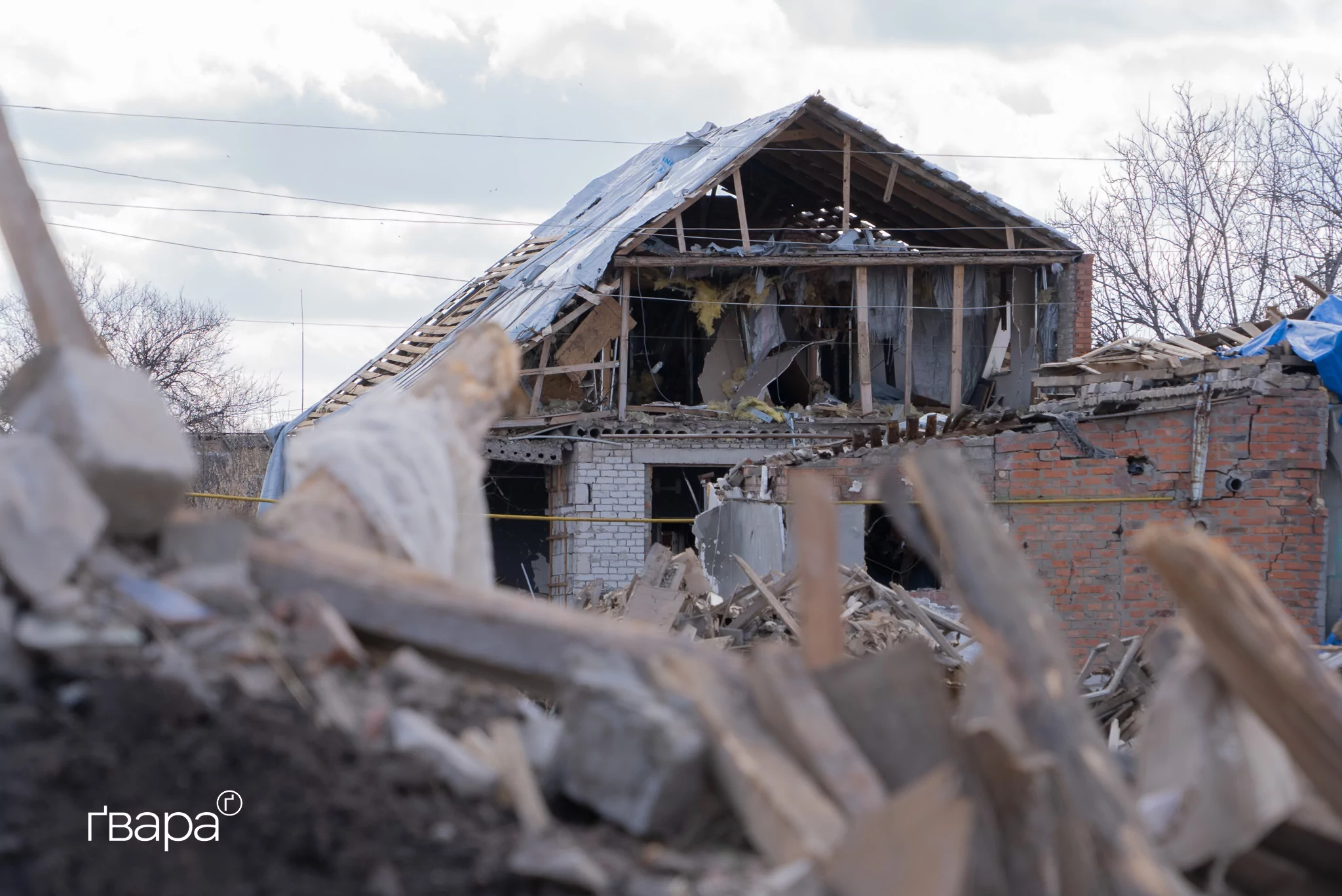 зображення до посту: «Вони стріляють, а ми саджаємо»: жителі селища Борова про обстріли, евакуацію і городи