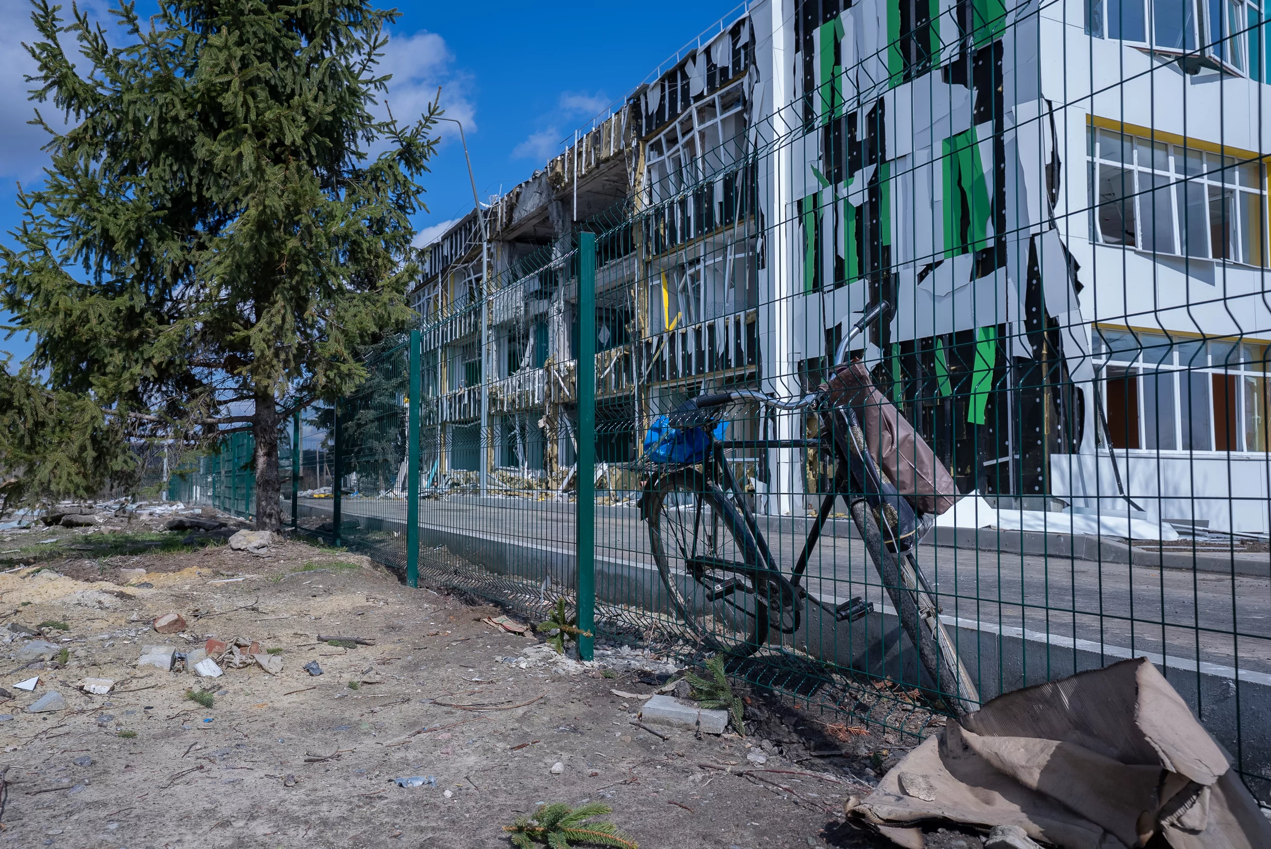 A lyceum in Staryi Saltiv damaged by Russians