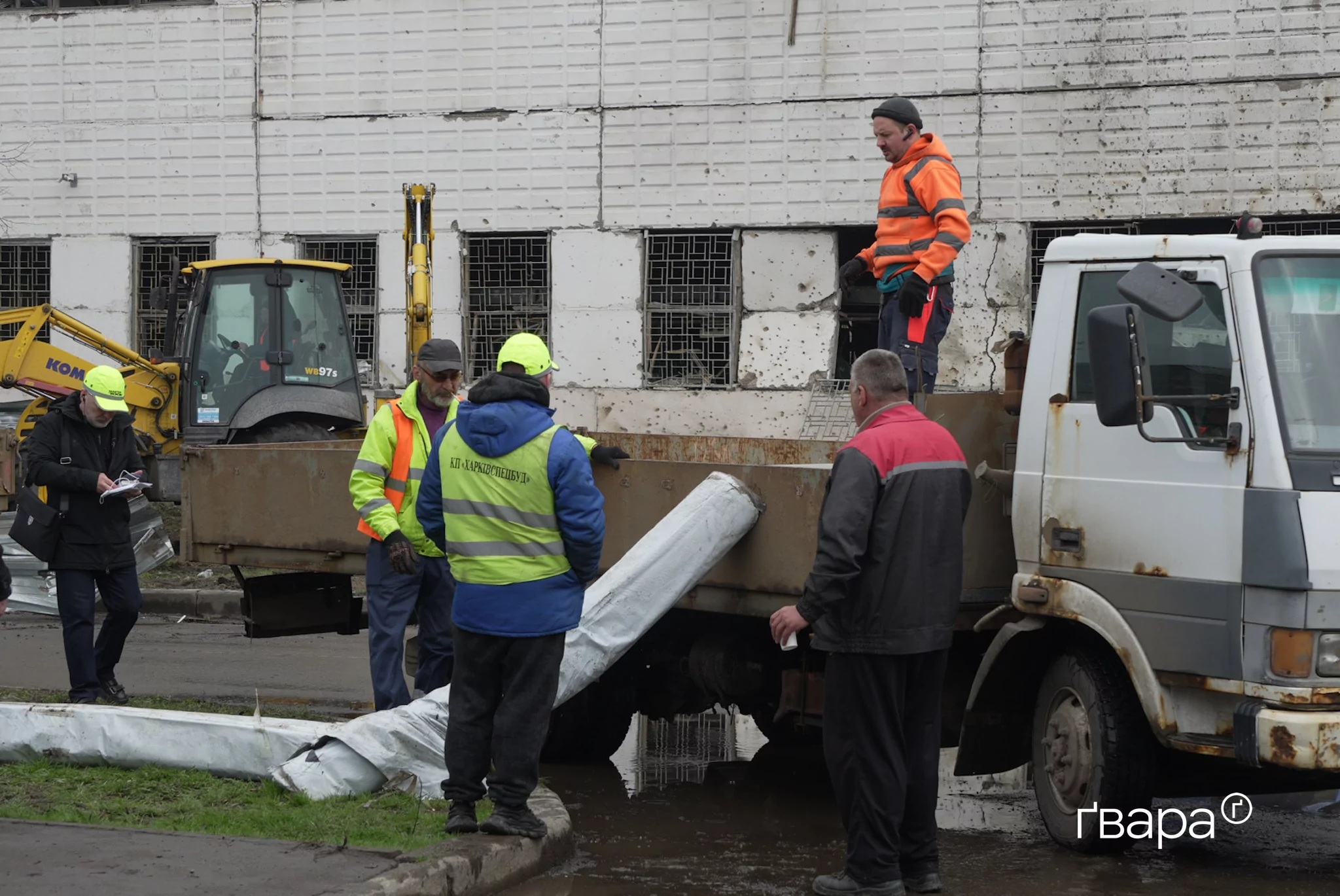 зображення до посту: У Холодногірському районі Харкова усувають наслідки масованої атаки дронів — фото