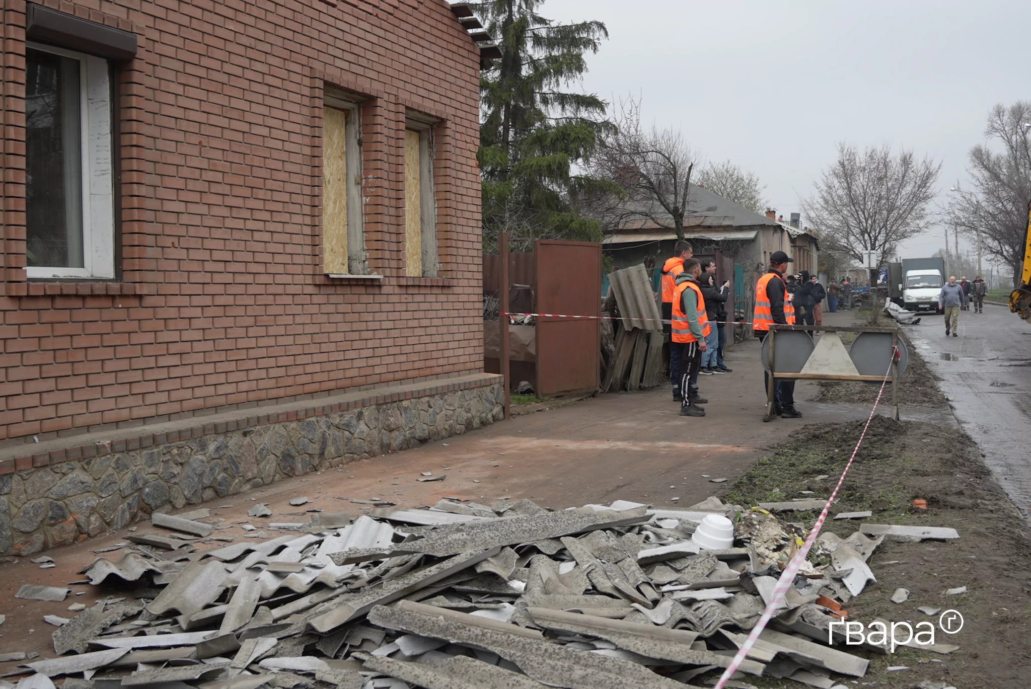 зображення до посту: У Холодногірському районі Харкова усувають наслідки масованої атаки дронів — фото