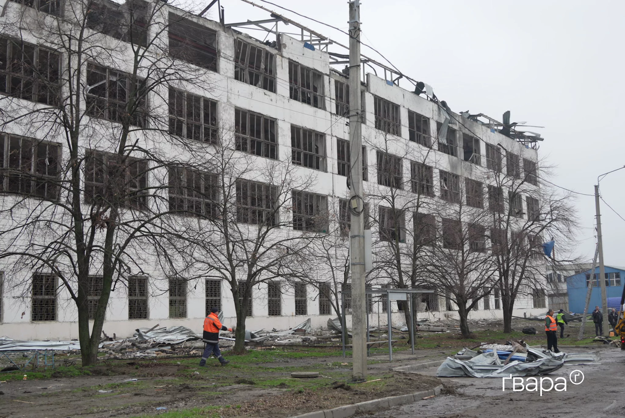 зображення до посту: У Холодногірському районі Харкова усувають наслідки масованої атаки дронів — фото