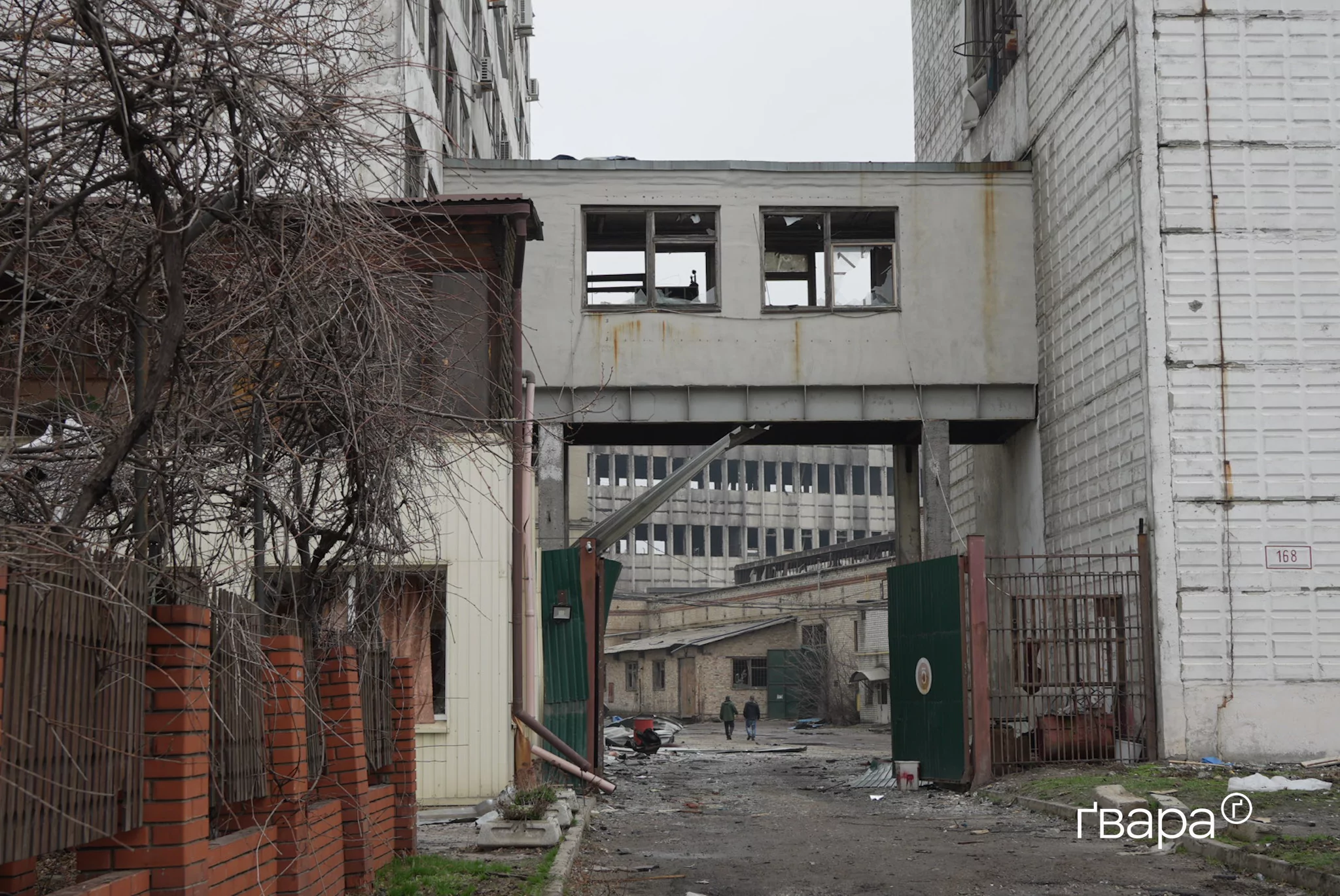 зображення до посту: У Холодногірському районі Харкова усувають наслідки масованої атаки дронів — фото