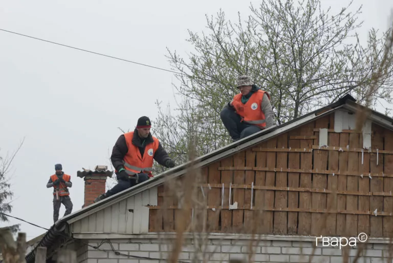 У Слатиному рятувальники деблокували чоловіка з-під завалів: є ще двоє постраждалих внаслідок обстрілу РФ