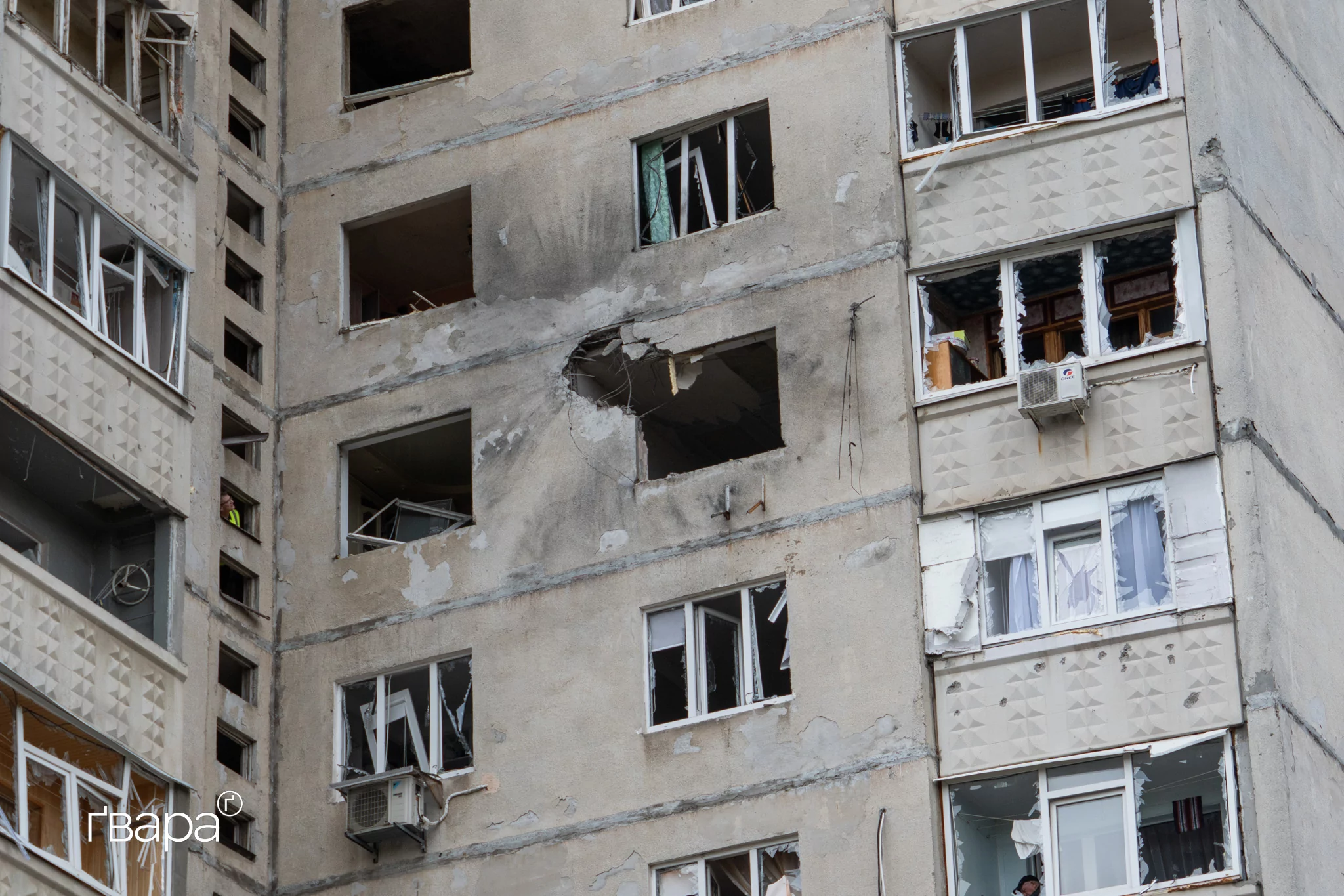 зображення до посту: У Київському районі Харкова «Молнія» влучила у багатоповерхівку — фото