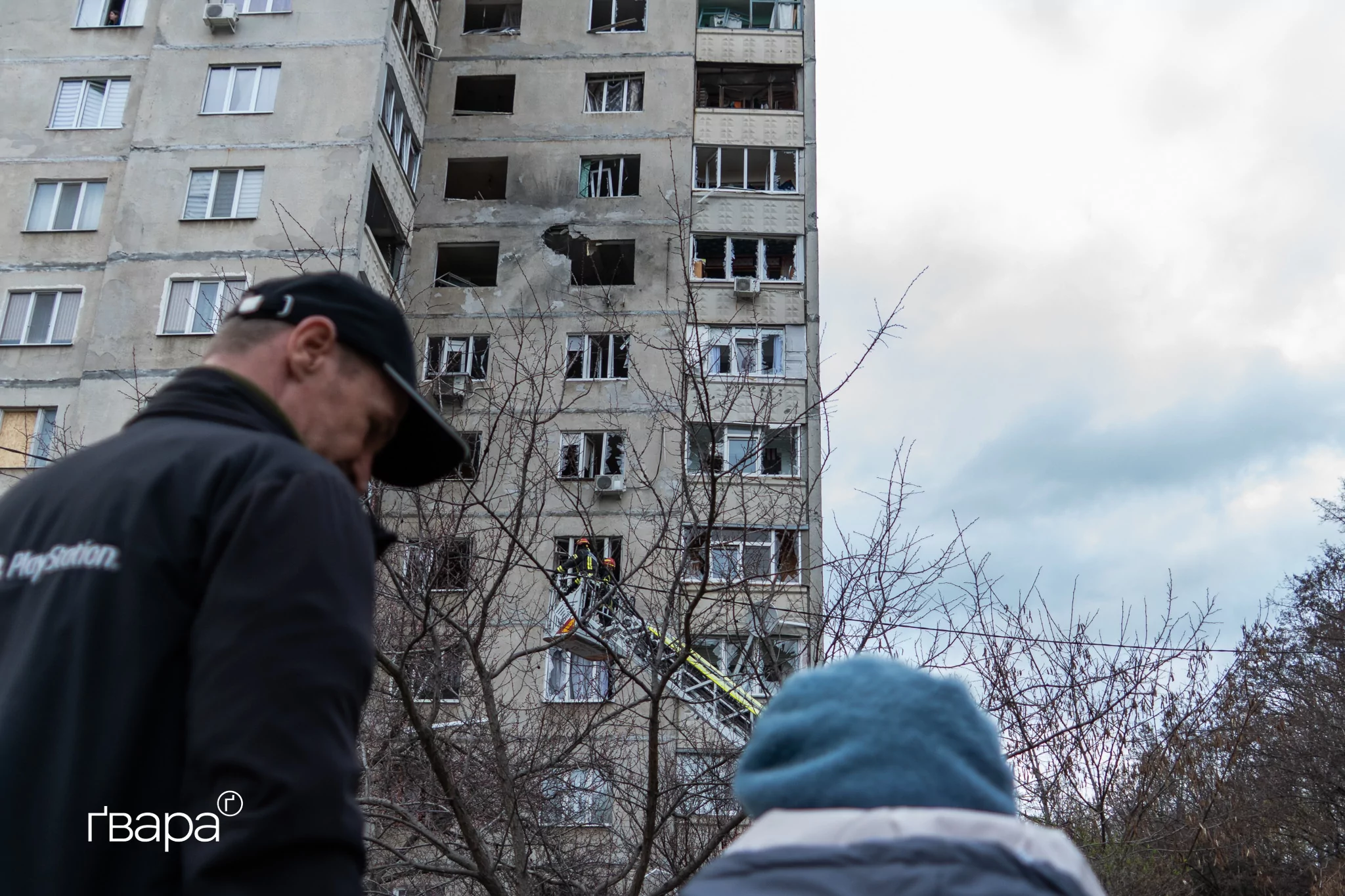зображення до посту: У Київському районі Харкова «Молнія» влучила у багатоповерхівку — фото