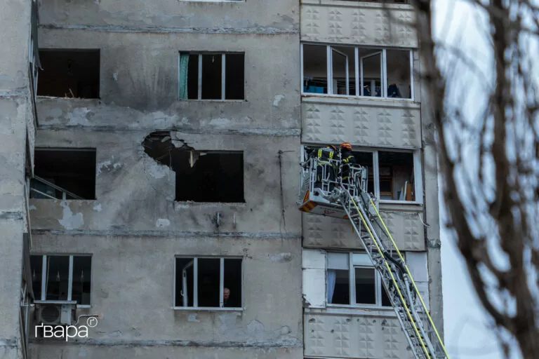 У Київському районі Харкова «Молнія» влучила у багатоповерхівку — фото