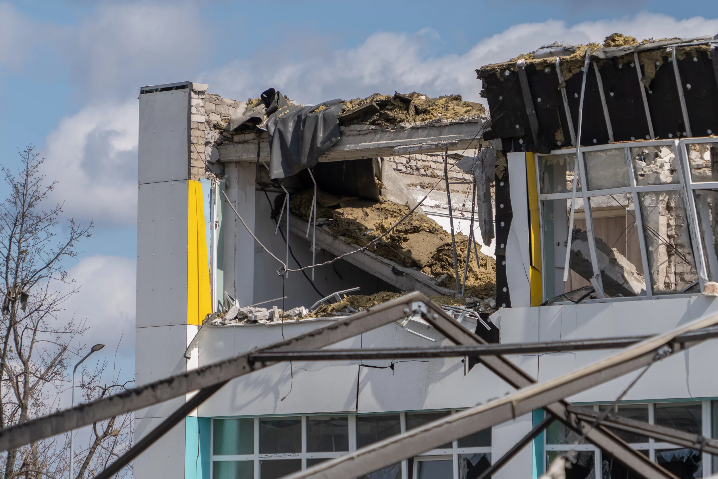 A lyceum in Staryi Saltiv damaged by Russians