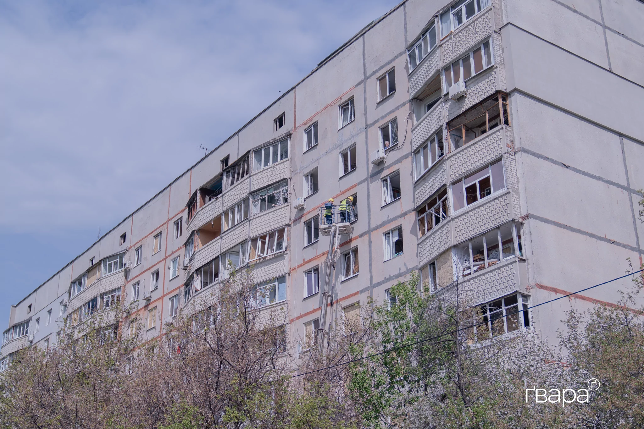 зображення до посту: «Накрила дитину собою»: Наслідки обстрілу Немишлянського району Харкова — фото