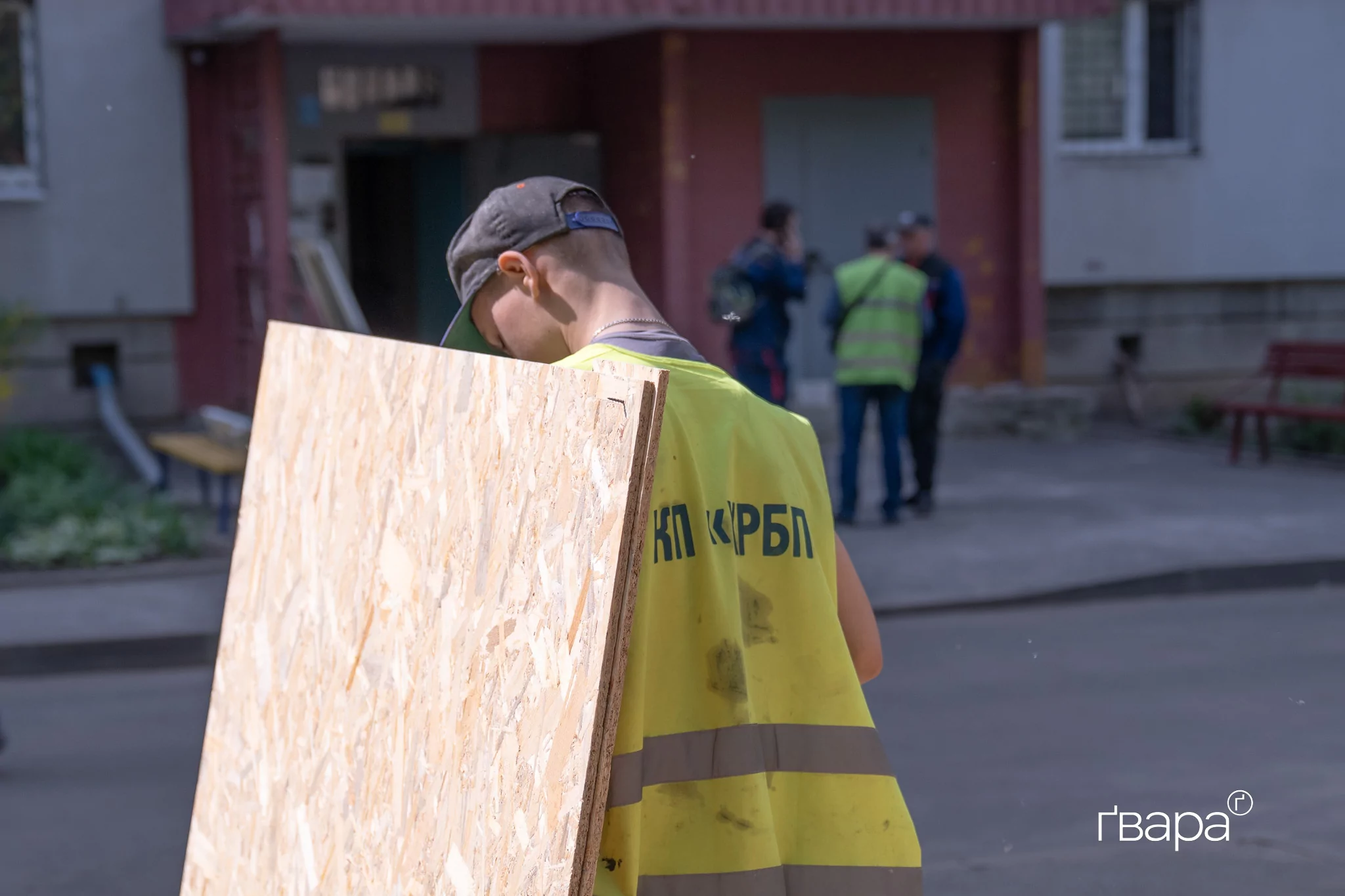 зображення до посту: «Накрила дитину собою»: Наслідки обстрілу Немишлянського району Харкова — фото