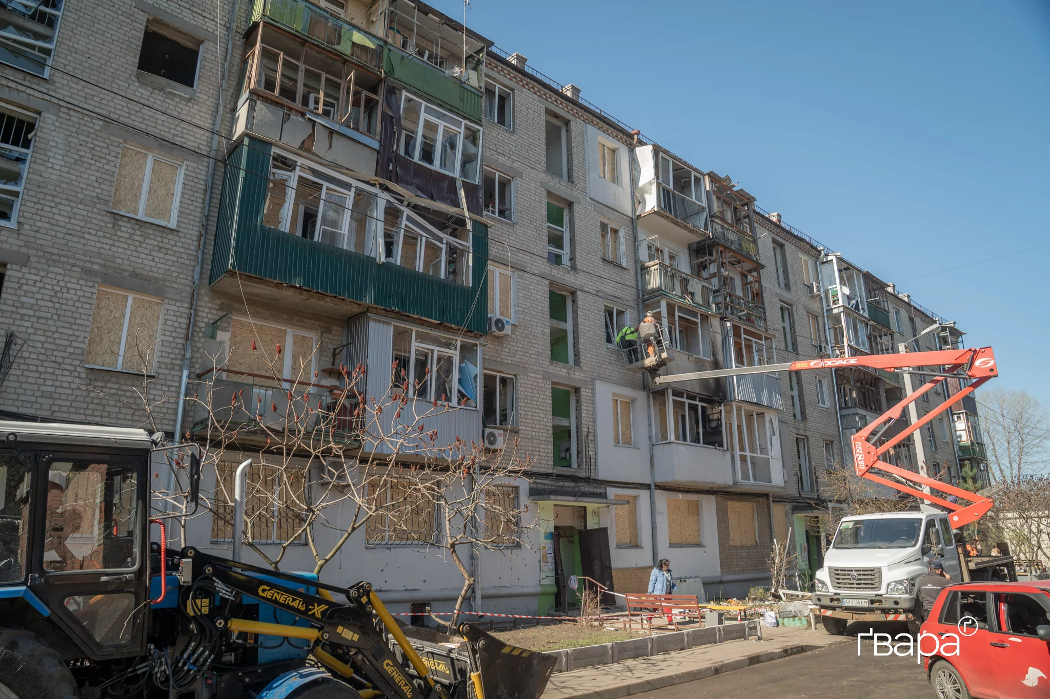 зображення до посту: ‎«Чоловік схопив дитину та побіг до підвалу‎»: наслідки нічного обстрілу у Новобаварському районі Харкова — фото