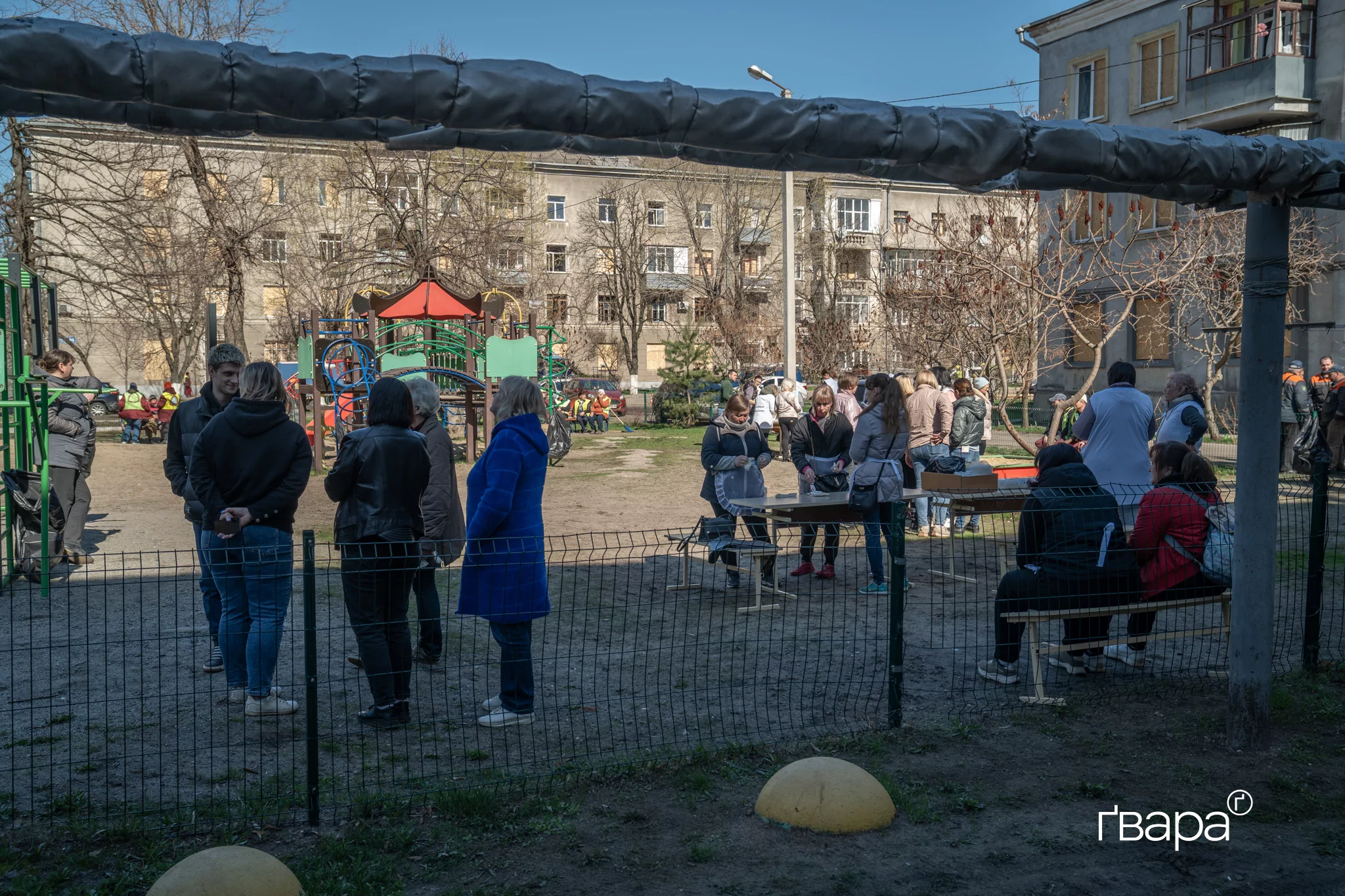 зображення до посту: ‎«Чоловік схопив дитину та побіг до підвалу‎»: наслідки нічного обстрілу у Новобаварському районі Харкова — фото